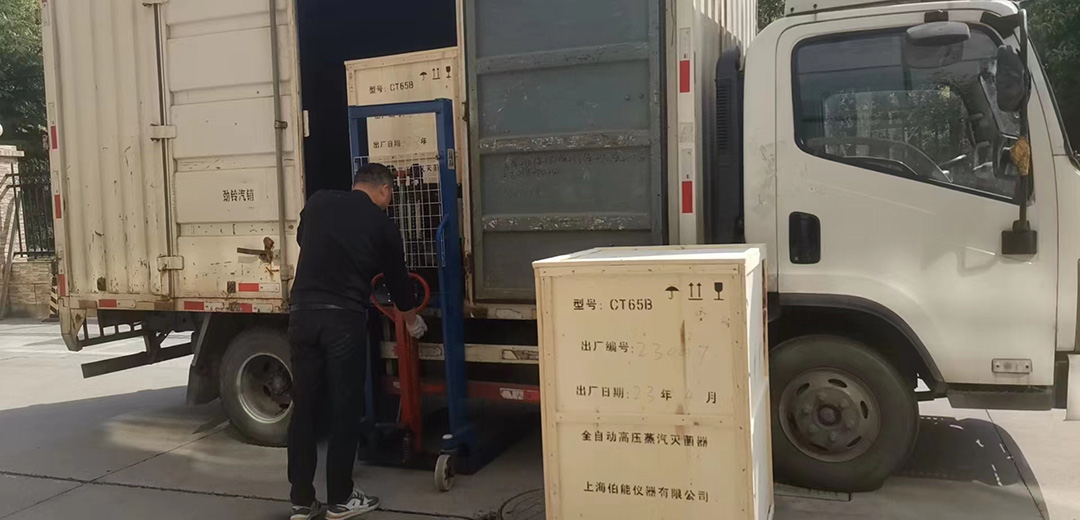 二臺CT65B自動補(bǔ)水型滅菌器裝車 二臺CT65B自動補(bǔ)水型滅菌器裝車